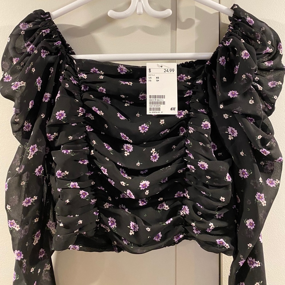 Ruffled long sleeves. Really elegant